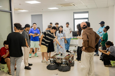 國(guó)際師生沉浸式體驗(yàn)具身智能AI科技，感知中國(guó)創(chuàng)新力量